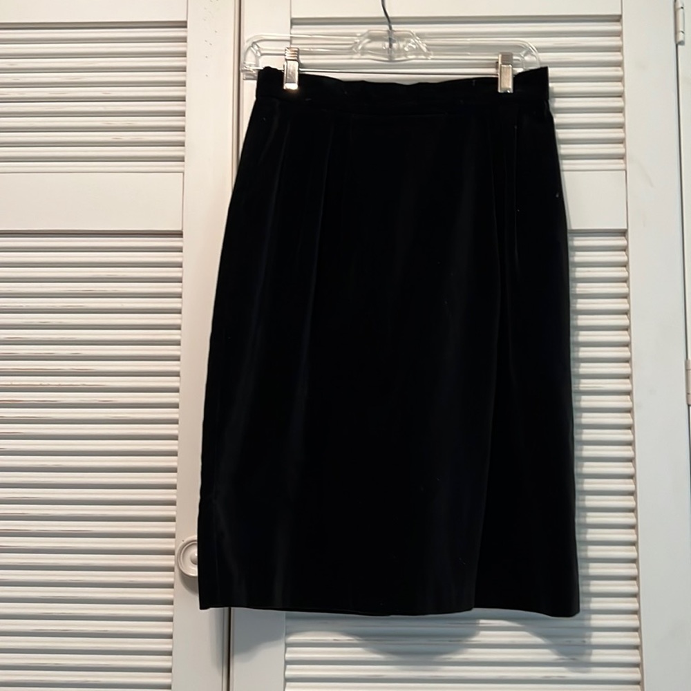 LASTING IMPRESSIONS Velveteen Skirt